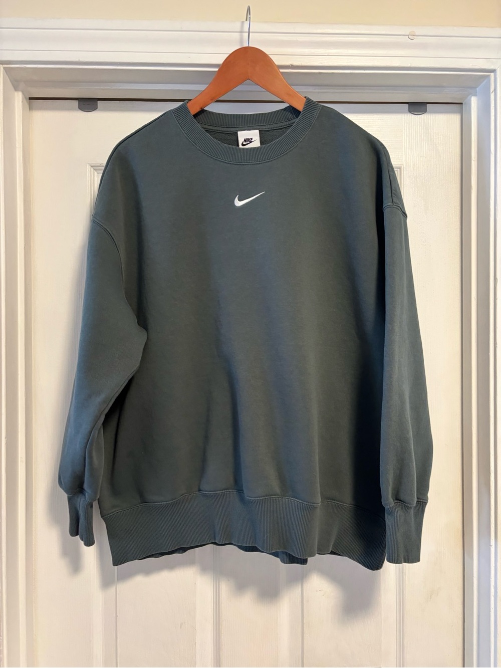 Nike Wonen's Phoenix oversized Crewneck Sweatshirt in Green large